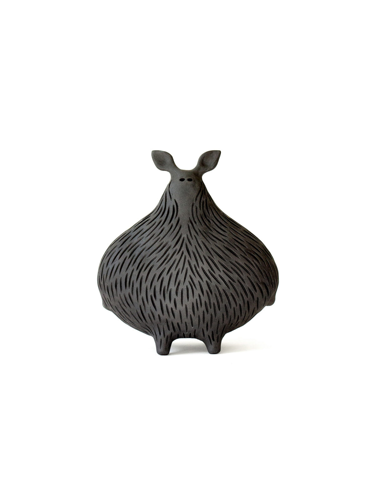 Igi — rzeźba ceramiczna, kolekcja Creatures – Hadaki, ręcznie robiona kamionka, na białym tle