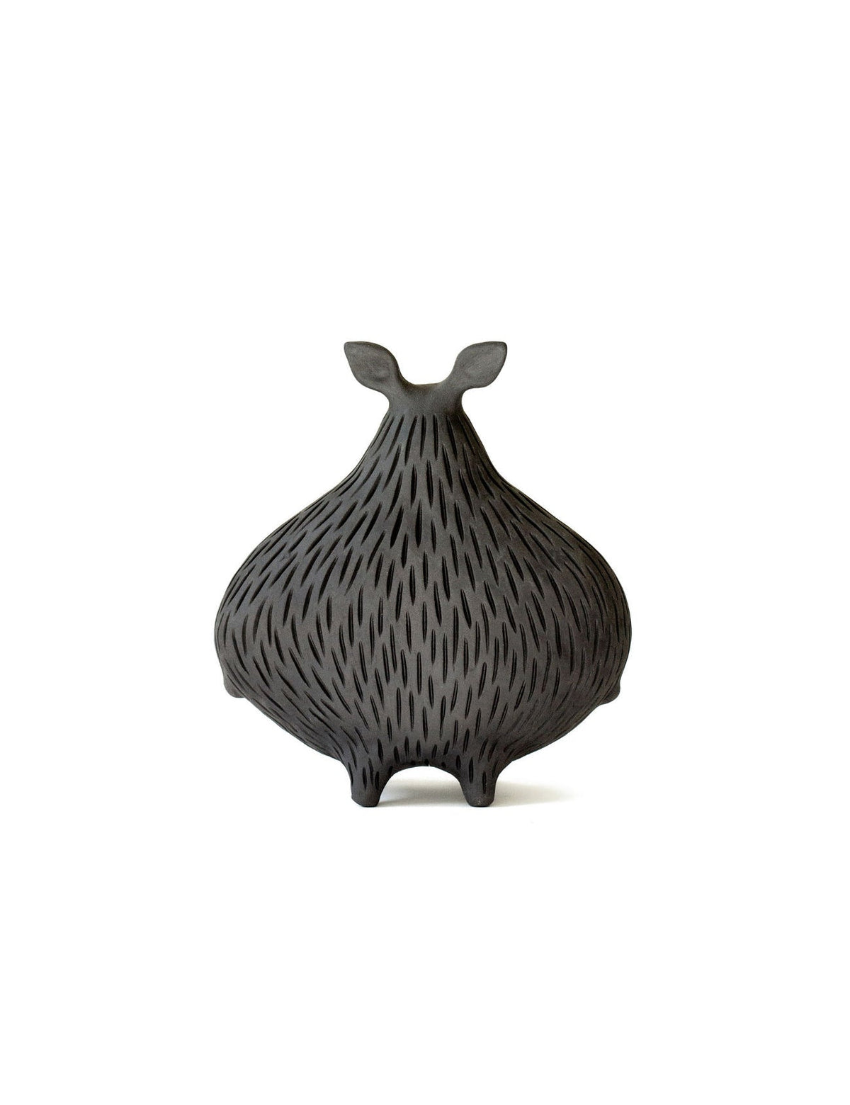Igi — rzeźba ceramiczna, kolekcja Creatures – Hadaki, ręcznie robiona kamionka, na białym tle