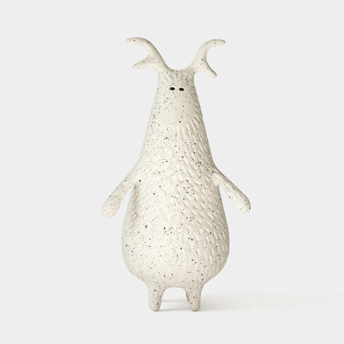 Olly — rzeźba ceramiczna, kolekcja Creatures – Hadaki, aranżacja