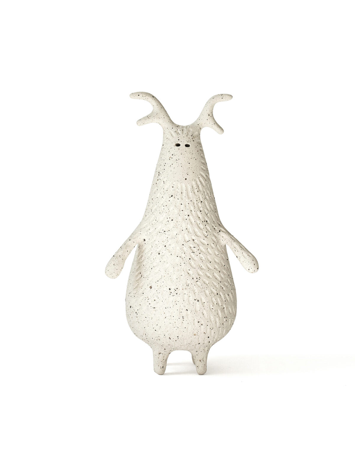 Olly — rzeźba ceramiczna, kolekcja Creatures – Hadaki, ręcznie robiona kamionka, na białym tle
