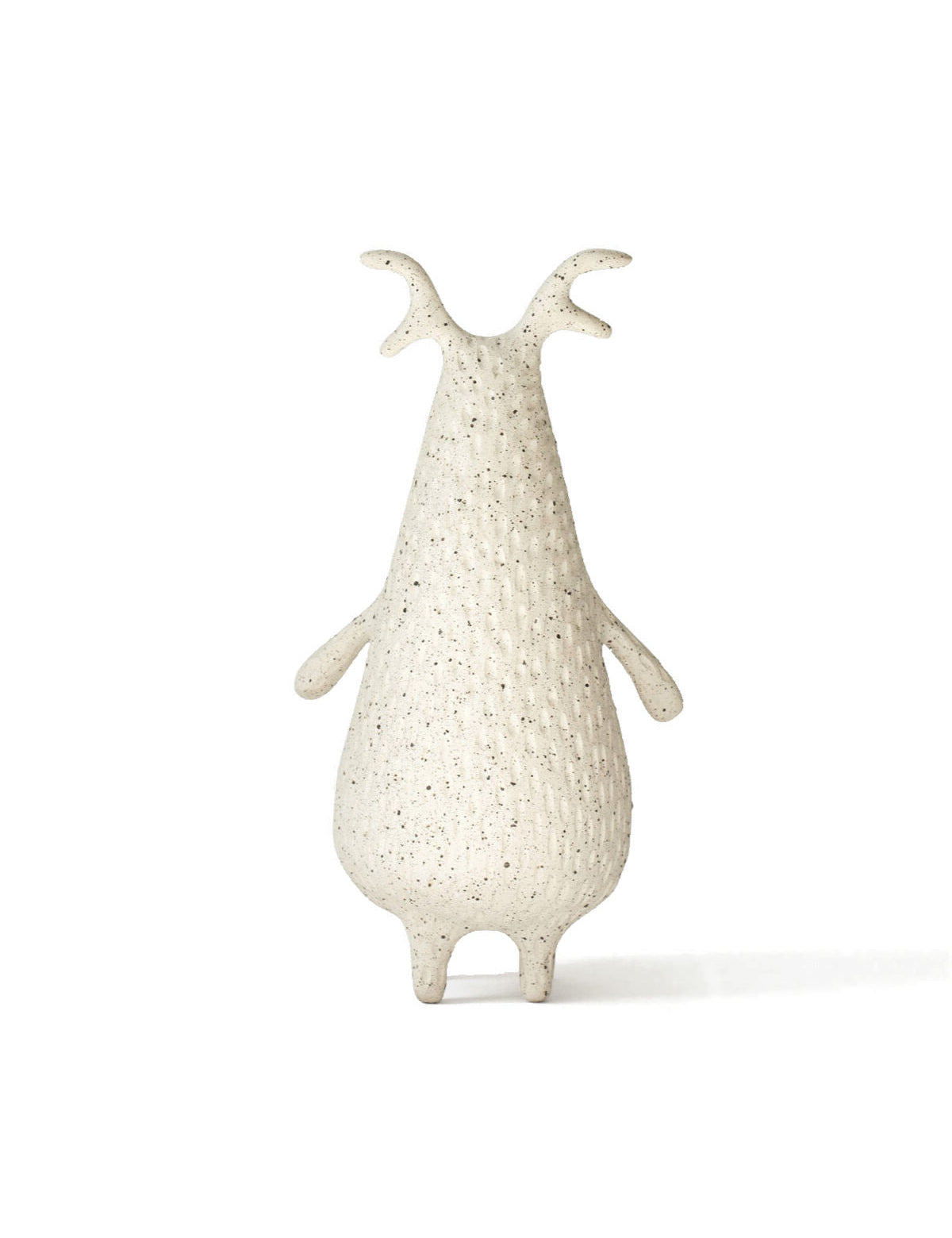 Olly — rzeźba ceramiczna, kolekcja Creatures – Hadaki, ręcznie robiona kamionka, na białym tle