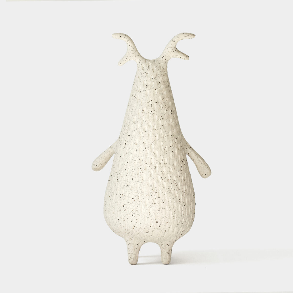 Olly — rzeźba ceramiczna, kolekcja Creatures – Hadaki, aranżacja