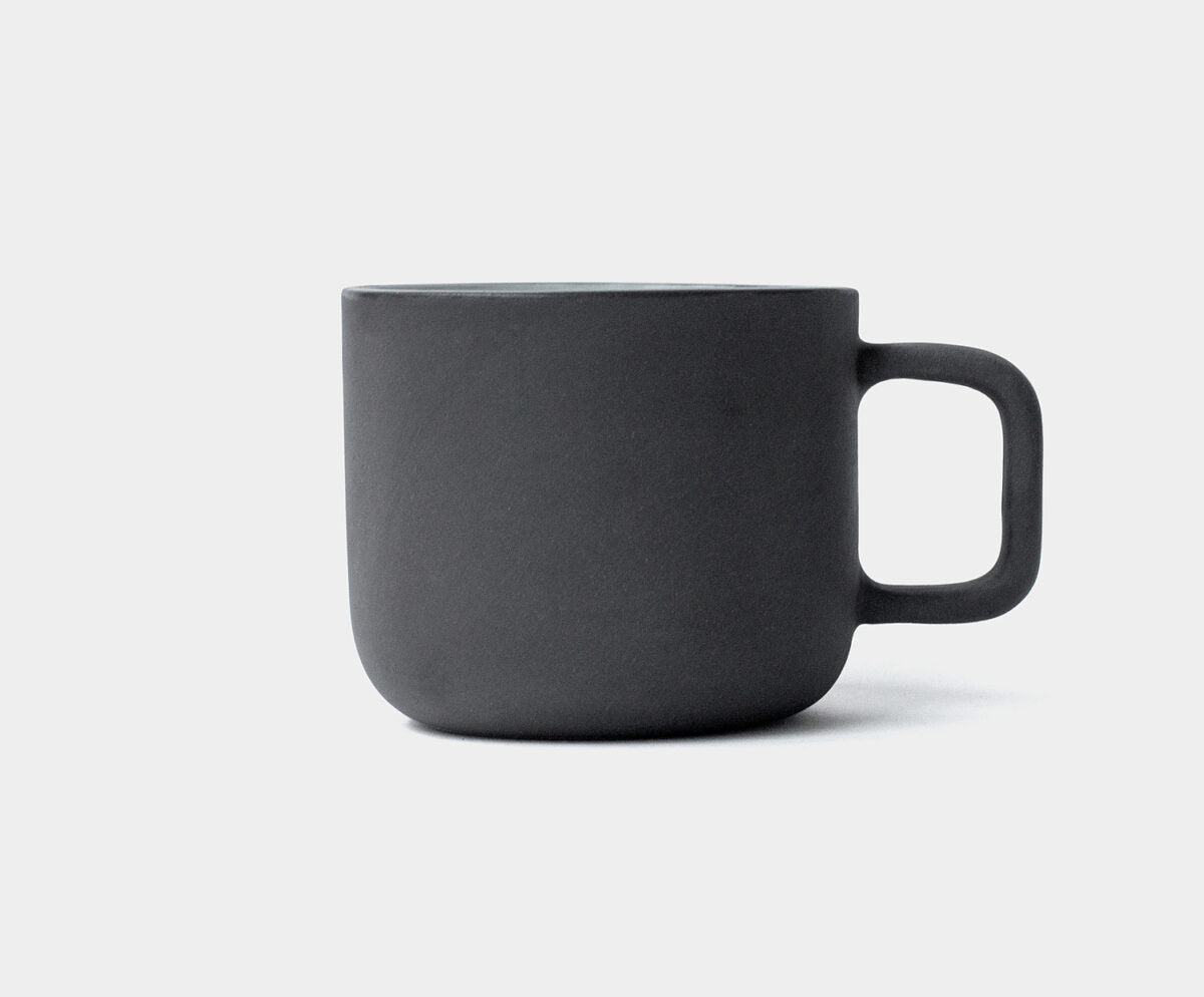 Duży kubek Black – Hadaki – ceramiczny kubek handmade Hadaki