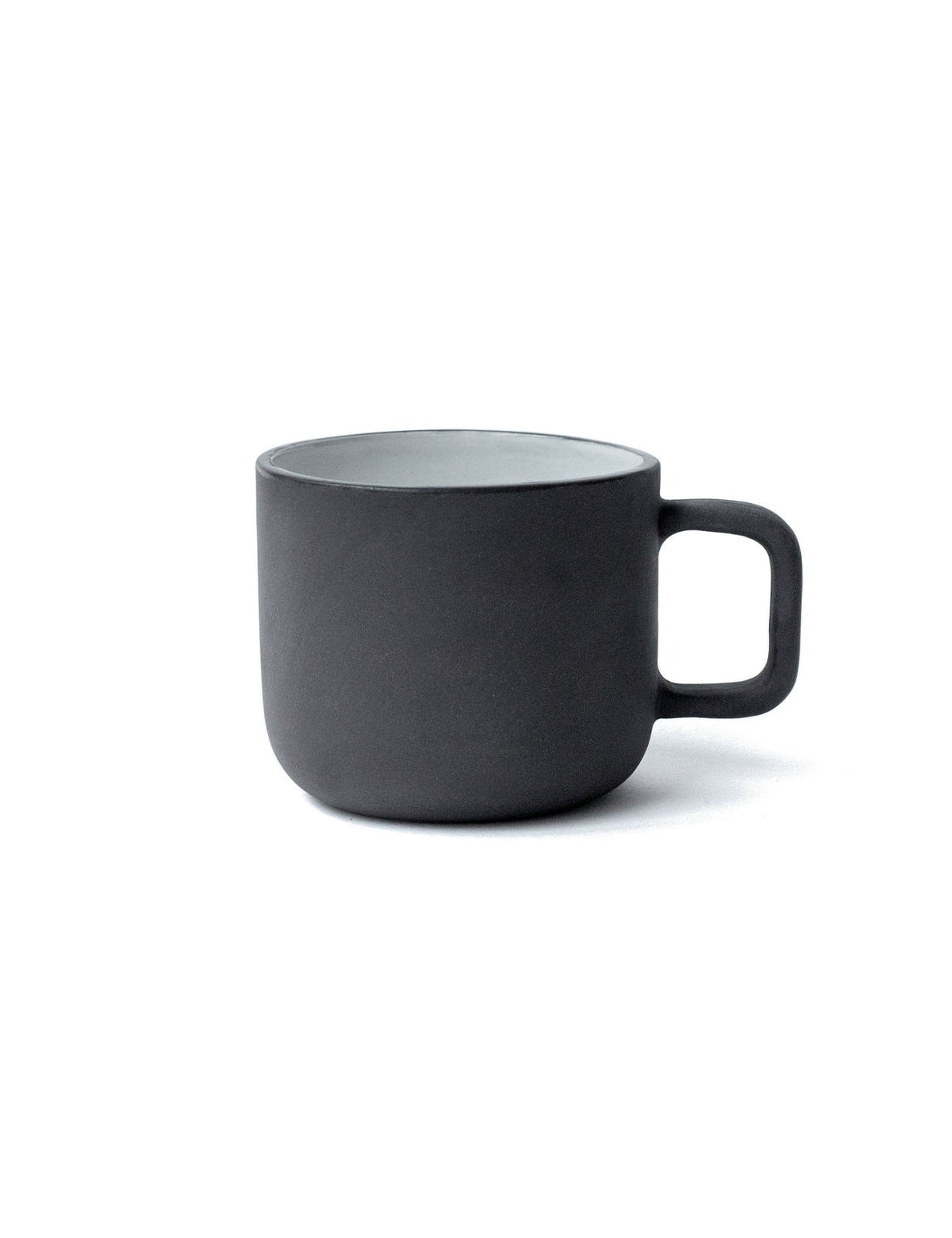 Duży kubek Black 500 ml – Hadaki, ręcznie robiona kamionka, na białym tle