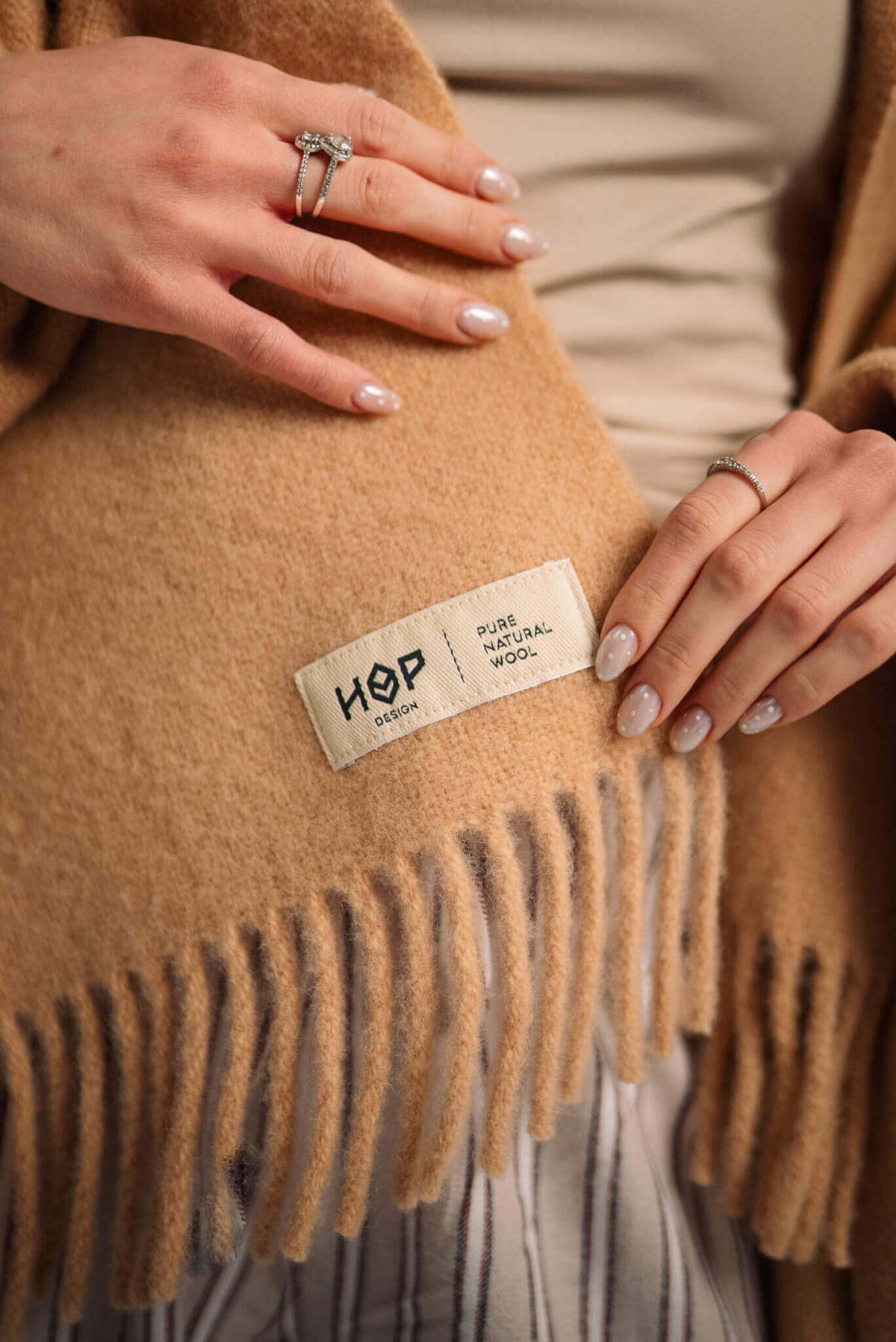 Koc YETI beżowy – Hop Design, aranżacja
