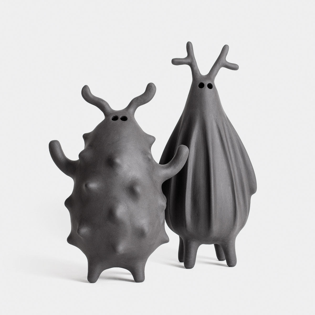 Boogie — rzeźba ceramiczna, kolekcja Creatures – Hadaki, aranżacja