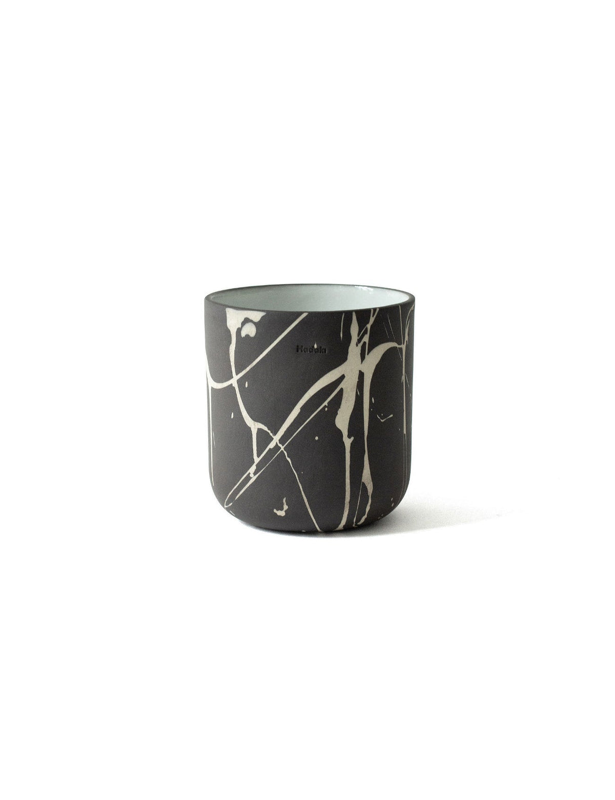 Kubek Pollock Black 280 ml – Hadaki, ręcznie robiona kamionka, na białym tle