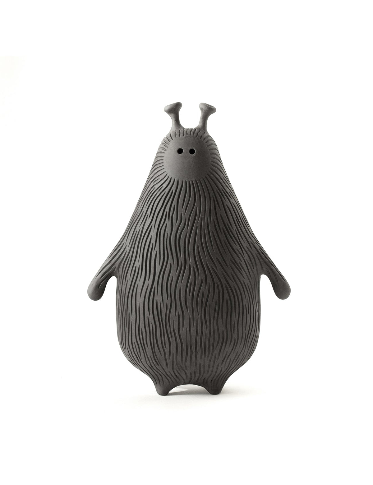 Momo — rzeźba ceramiczna, kolekcja Creatures – Hadaki, ręcznie robiona kamionka, na białym tle
