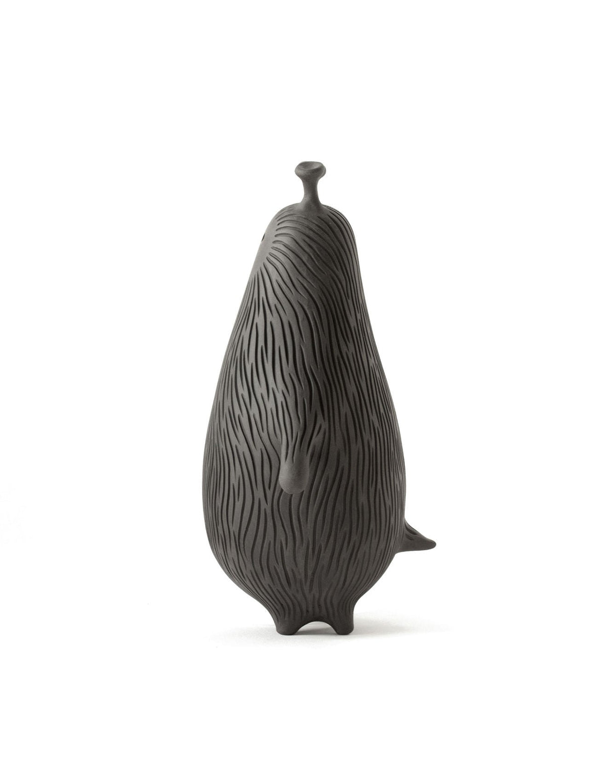 Momo — rzeźba ceramiczna, kolekcja Creatures – Hadaki, ręcznie robiona kamionka, na białym tle