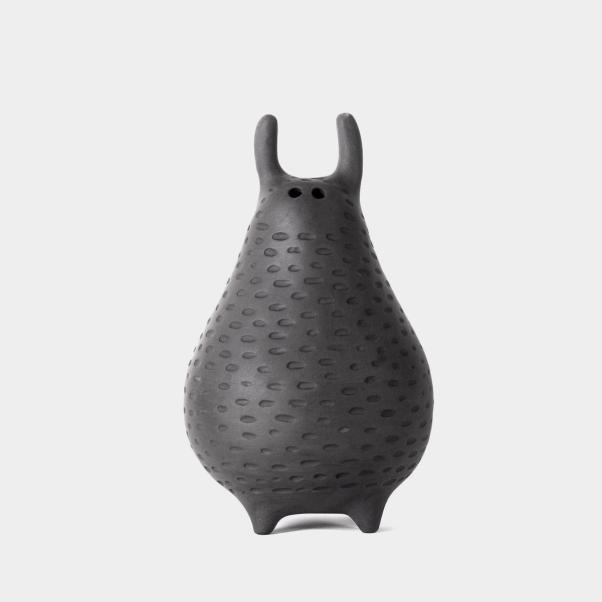 Renata — rzeźba ceramiczna, kolekcja Creatures – Hadaki, aranżacja