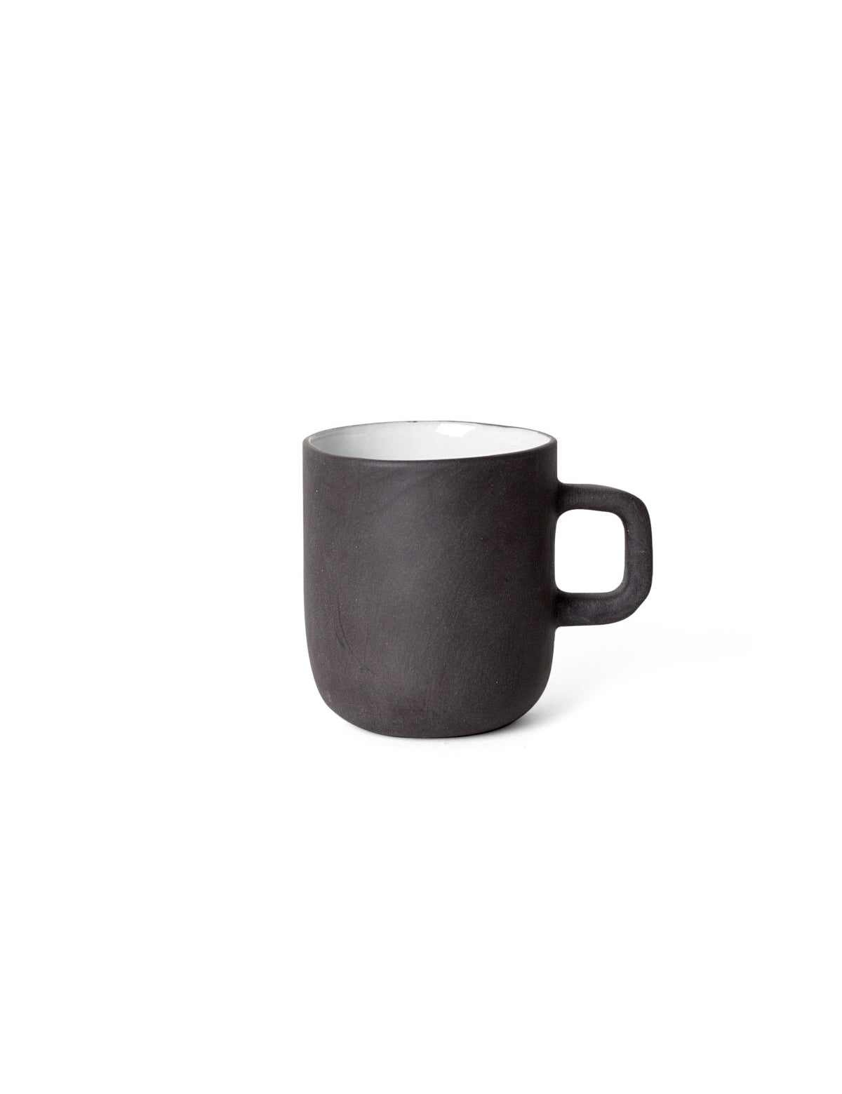 Mały kubek Black 180 ml – Hadaki, ręcznie robiona kamionka, na białym tle