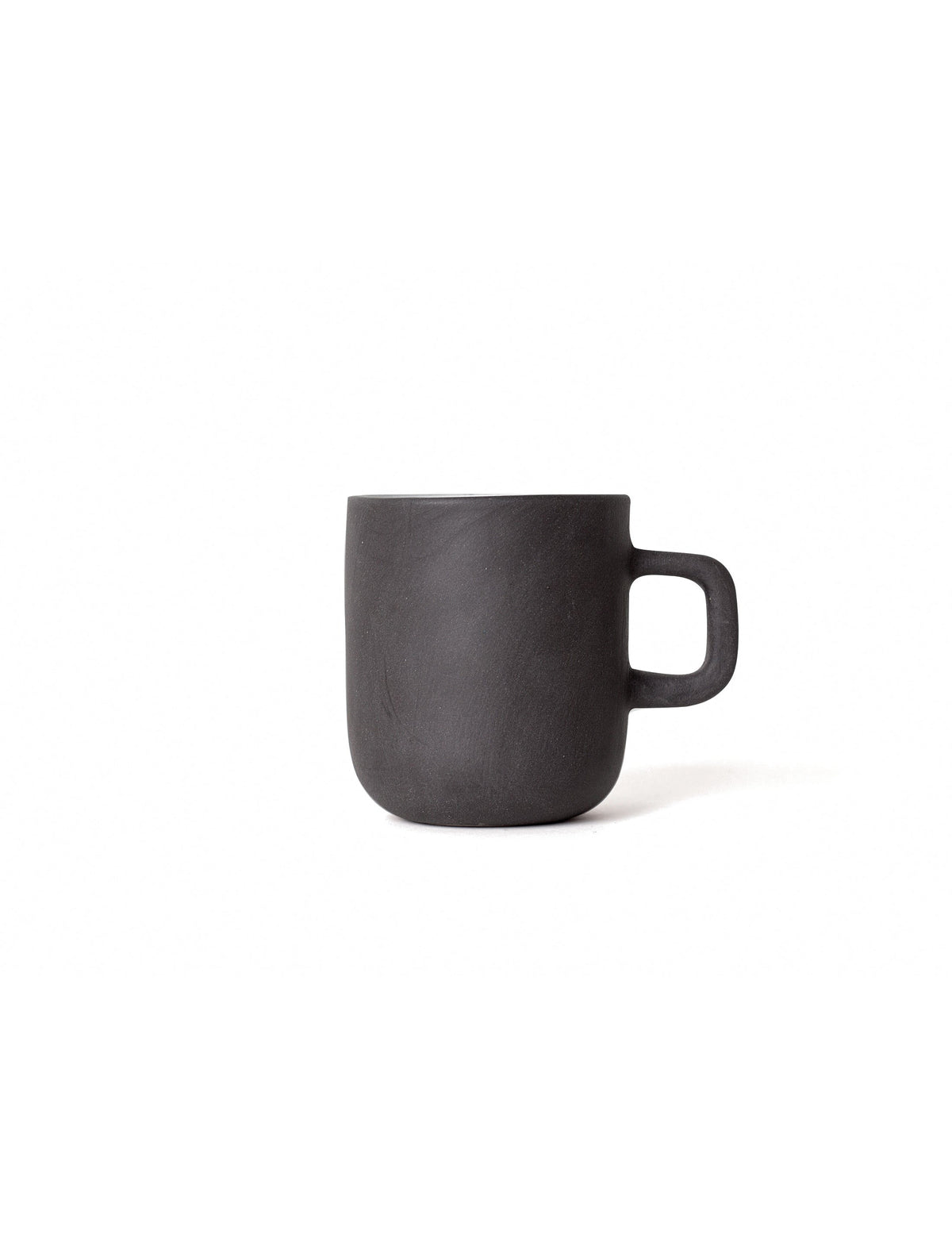 Mały kubek Black 180 ml – Hadaki, ręcznie robiona kamionka, na białym tle