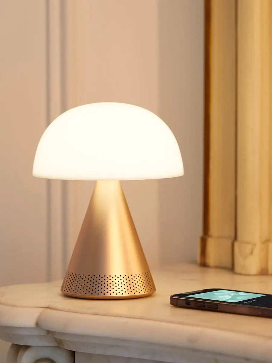 Lampa przenośna Lexon – światło i dźwięk w jednym