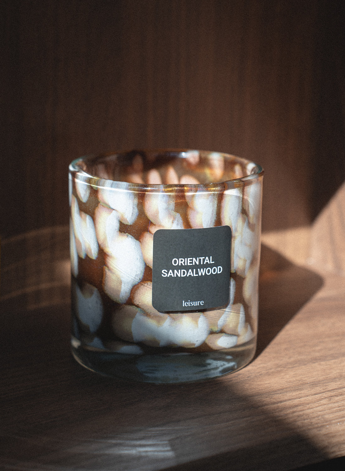 Oriental Sandalwood – świeca zapachowa Leisure Icons w szkle z recyklingu, aranżacja wnętrza