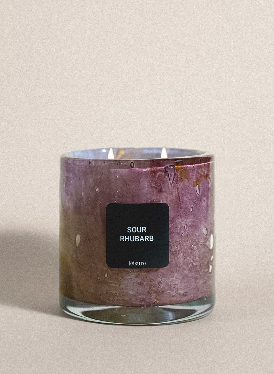 Sour Rhubarb – świeca zapachowa Leisure Icons w szkle z recyklingu, widok z przodu