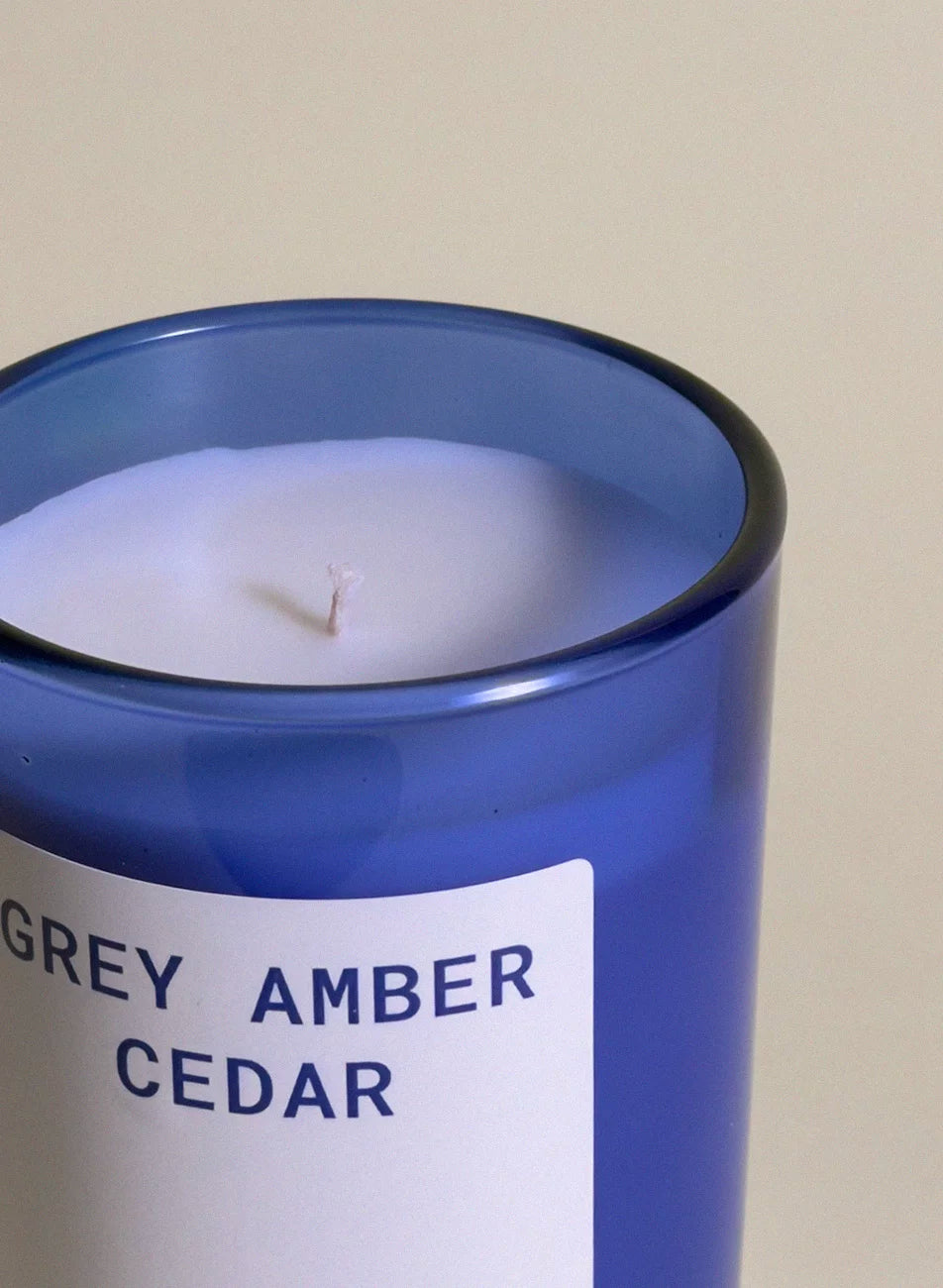 Świeca zapachowa Grey Amber & Cedar – Mineral Warmth – świeca sojowa zapachowa Leisure