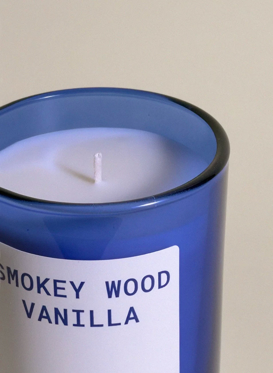 Świeca zapachowa Smokey Wood & Vanilla – Primal Comfort – świeca sojowa zapachowa Leisure