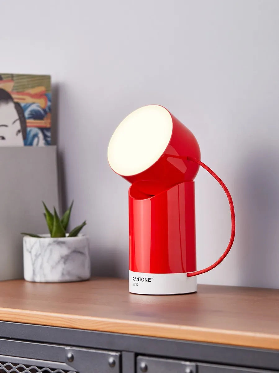 Lampa przenośna Orbe Lexon x Pantone – kolor, design i światło w ruchu