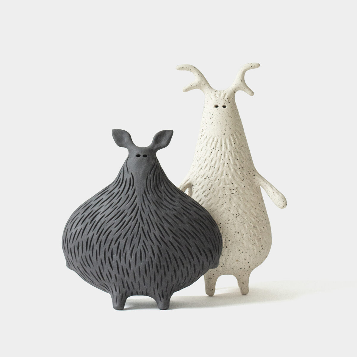 Olly — rzeźba ceramiczna, kolekcja Creatures – Hadaki, aranżacja