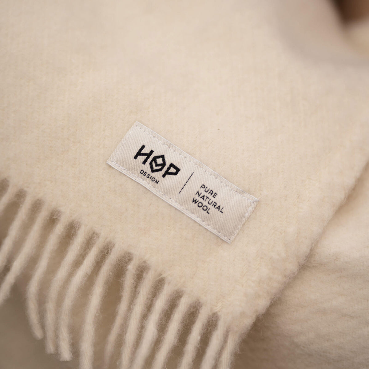 Koc ALPAK kremowy – Hop Design, detal