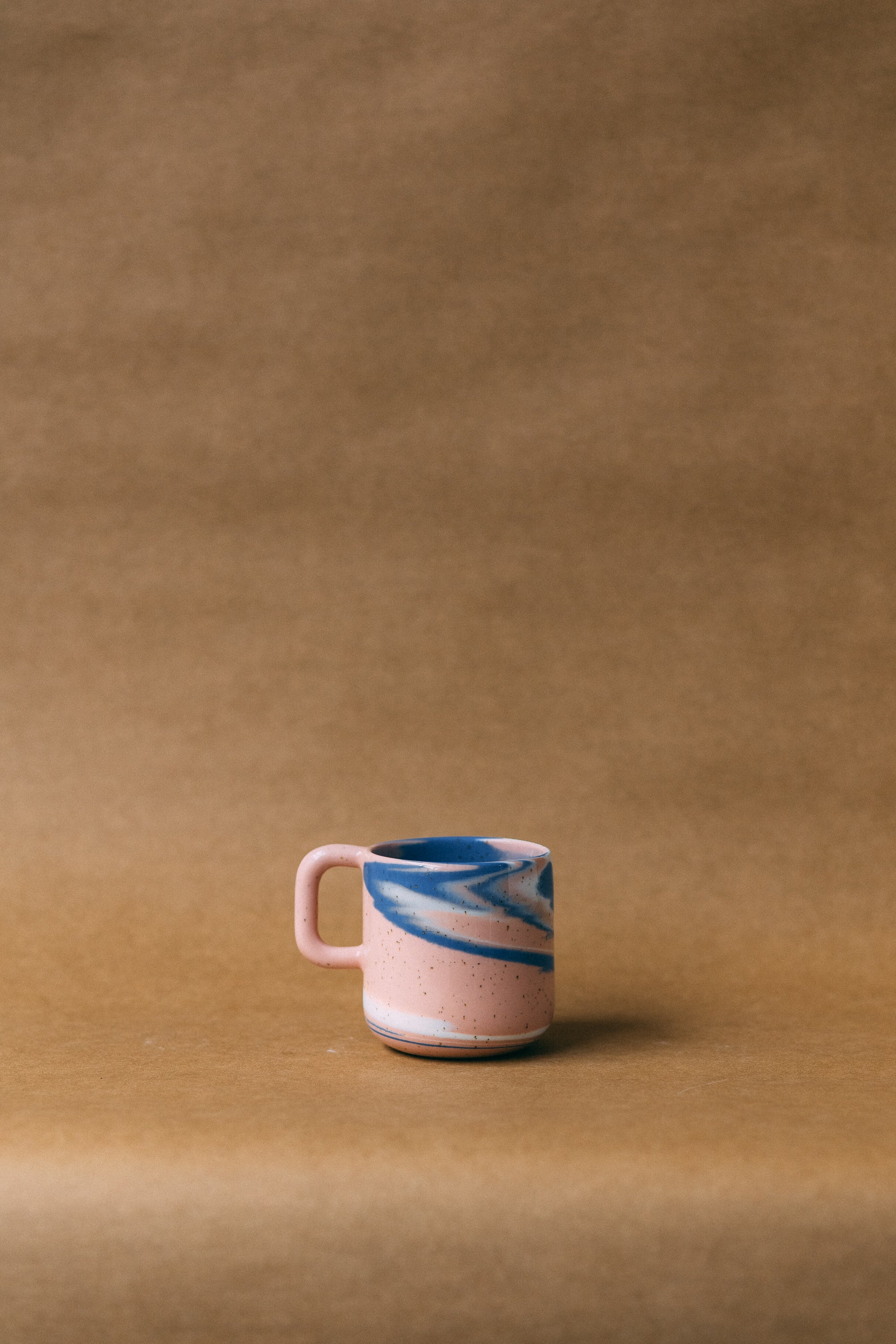 Kubek SMOG z uchem – ceramiczny kubek handmade Zakwas Studio