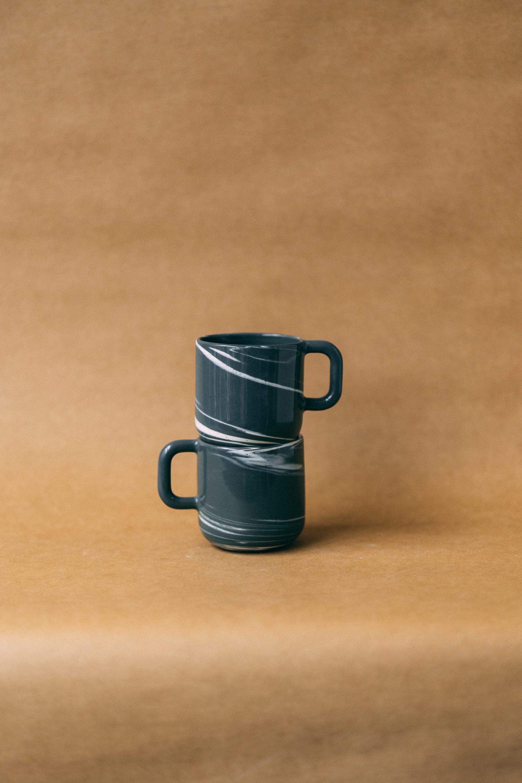 Kubek SMOG z uchem – ceramiczny kubek handmade Zakwas Studio