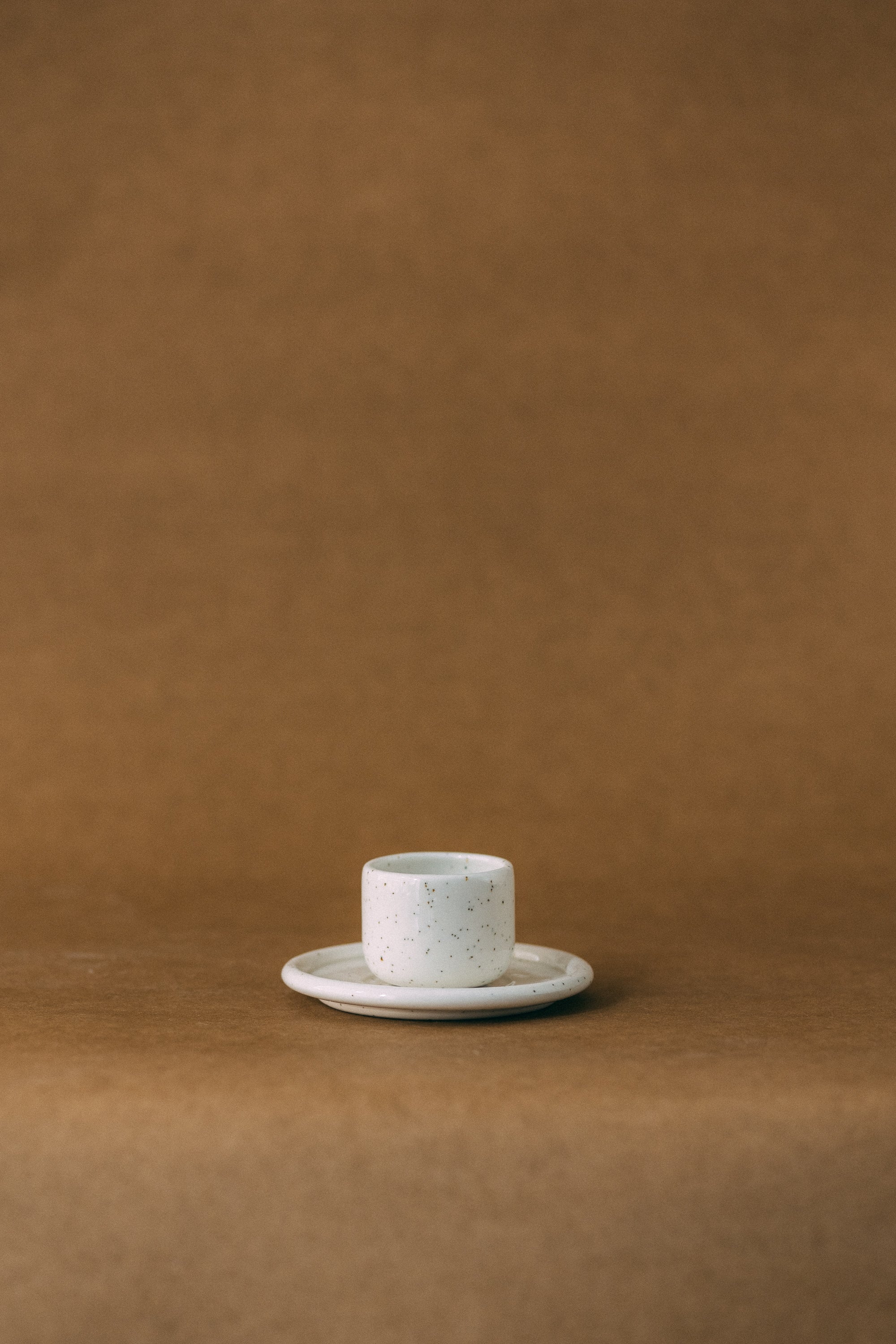 Zestaw PopUp – Mała czarka ze spodkiem – ceramiczny kubek handmade Zakwas Studio