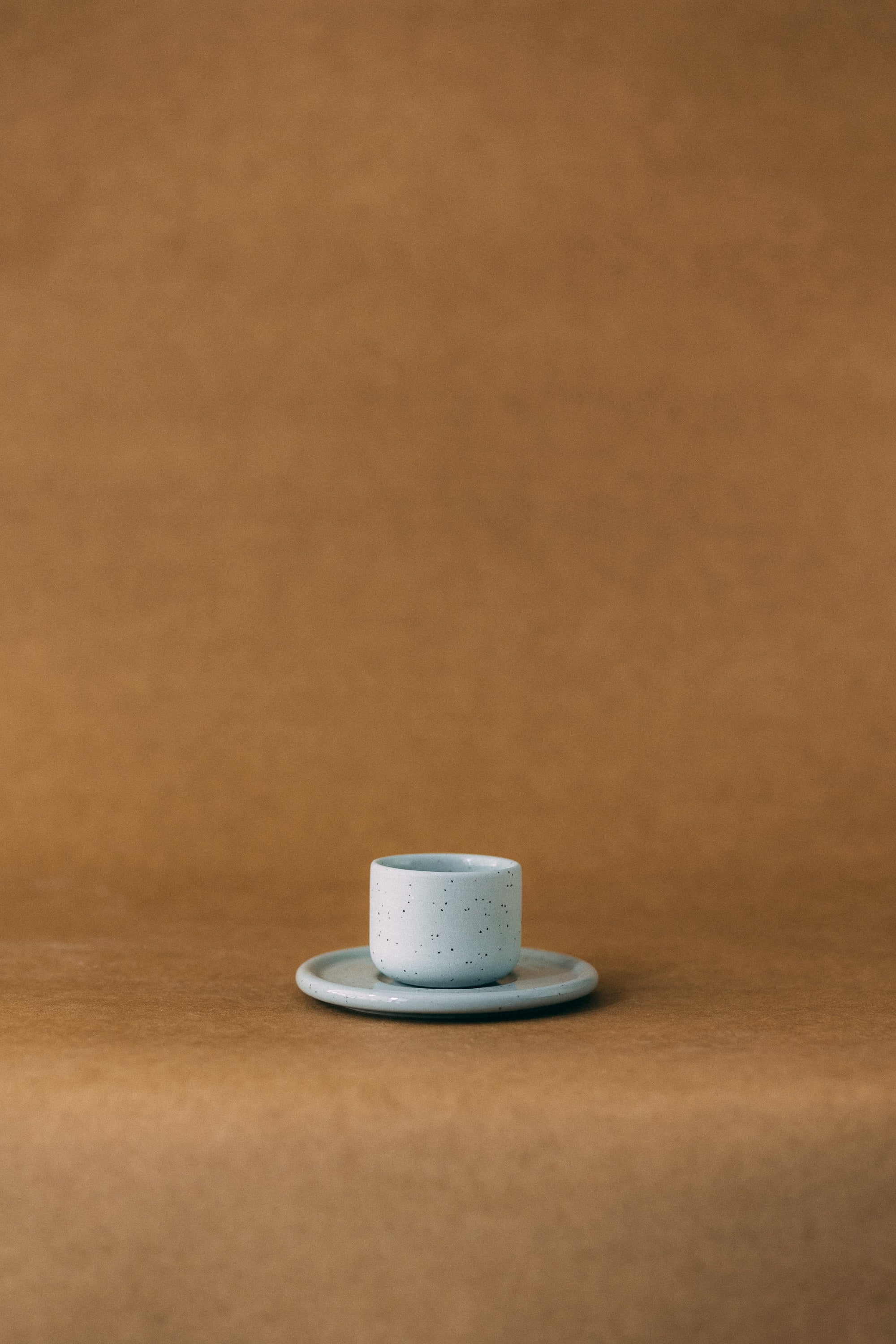 Zestaw PopUp – Mała czarka ze spodkiem – ceramiczny kubek handmade Zakwas Studio